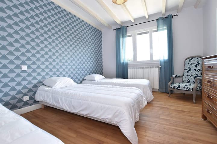 Bedroom upstairs. 2 beds 80x200. 1 bed 90x190. Television. 