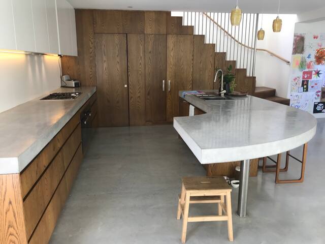 The cliff – GENEROUS FAMILY HOME + POOL gallery image 2