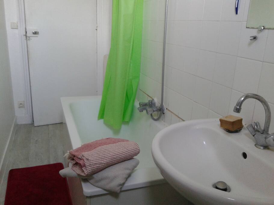 la salle de bain est claire et récente