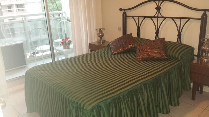 ห้องนอนที่มีทางเข้าระเบียงและที่นอนสปริงซอมเมียร์ที่สบายสุดๆ และยังมีดีเร็กทีวี