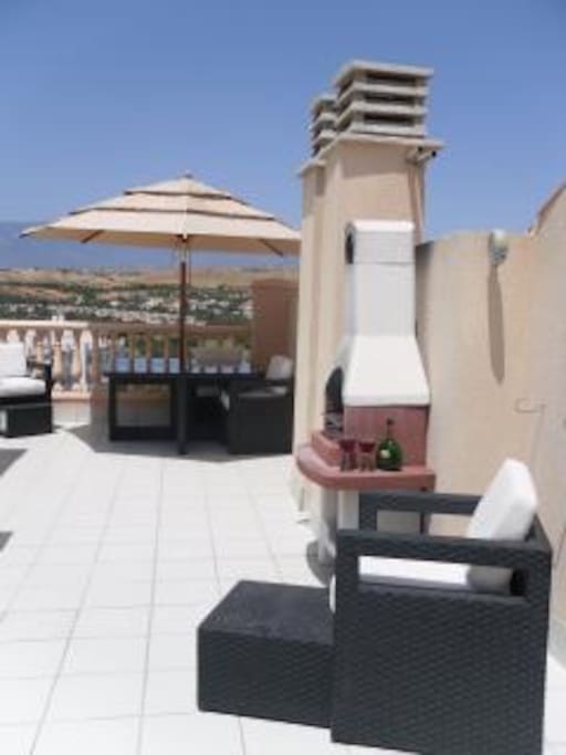Large spacious top terrace offering all day sun.
