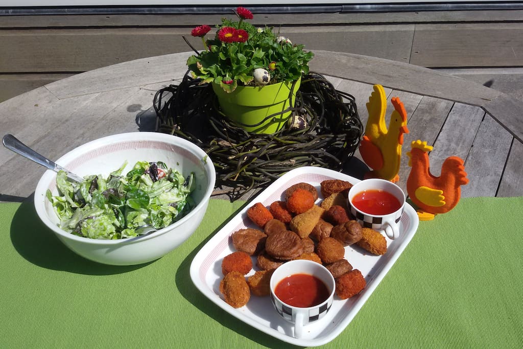 Holland`s Spezialitäten auf der sonnigen Terrasse