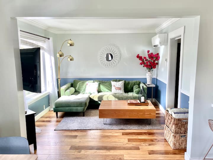 Farmhouse Chic Getaway - Seattle, WA