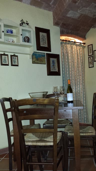Tavolo in legno massello e sedie.
Solid wood table and chairs.