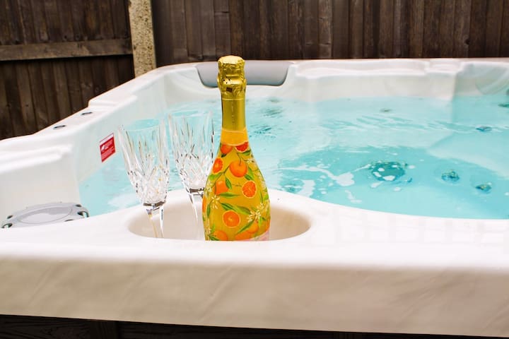 Lavender Cottage with Hot Tub. In a private garden