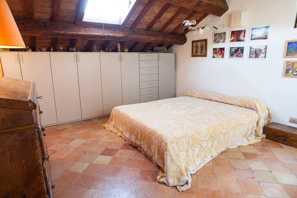 soggiorno con divano letto aperto