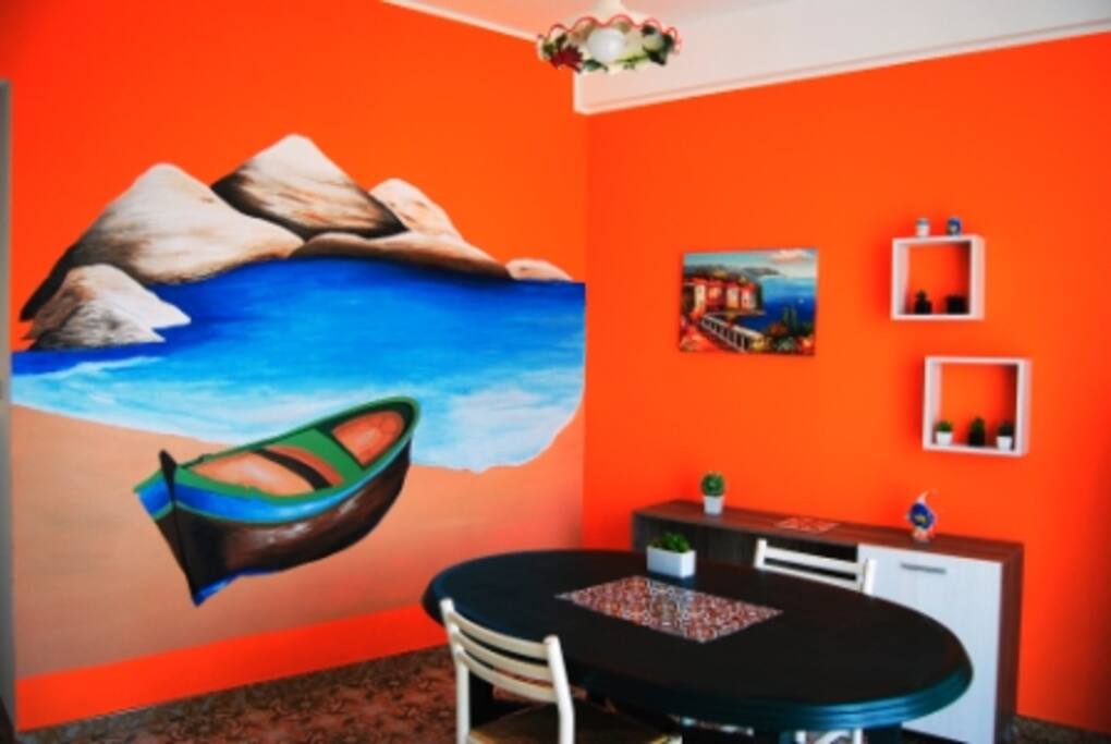 soggiorno con verandina abitabile vista mare. Dipinti realizzati a mano, tv