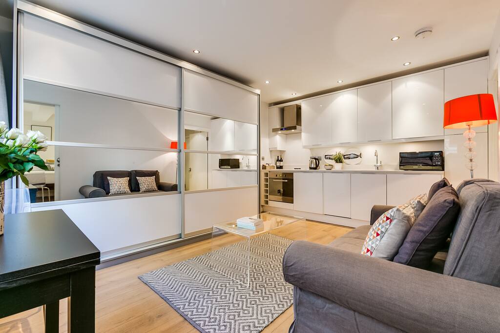 Fully equipped kitchen in which you can prepare delicious meals when you fancy a night in after eating out at all the wonderful nearby restaurans
