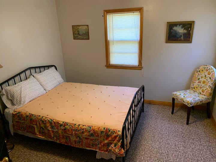 ห้องนอนที่ 5 (เตียงควีนไซส์) พร้อมเตียงเด็กอ่อน 