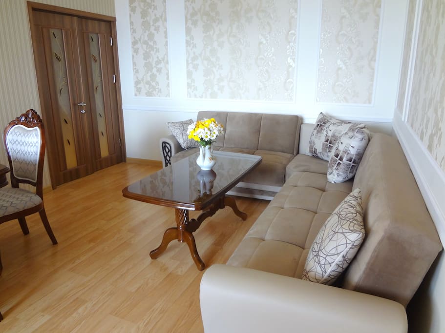 A comfortable sofa opening.
Удобный диван открываюший