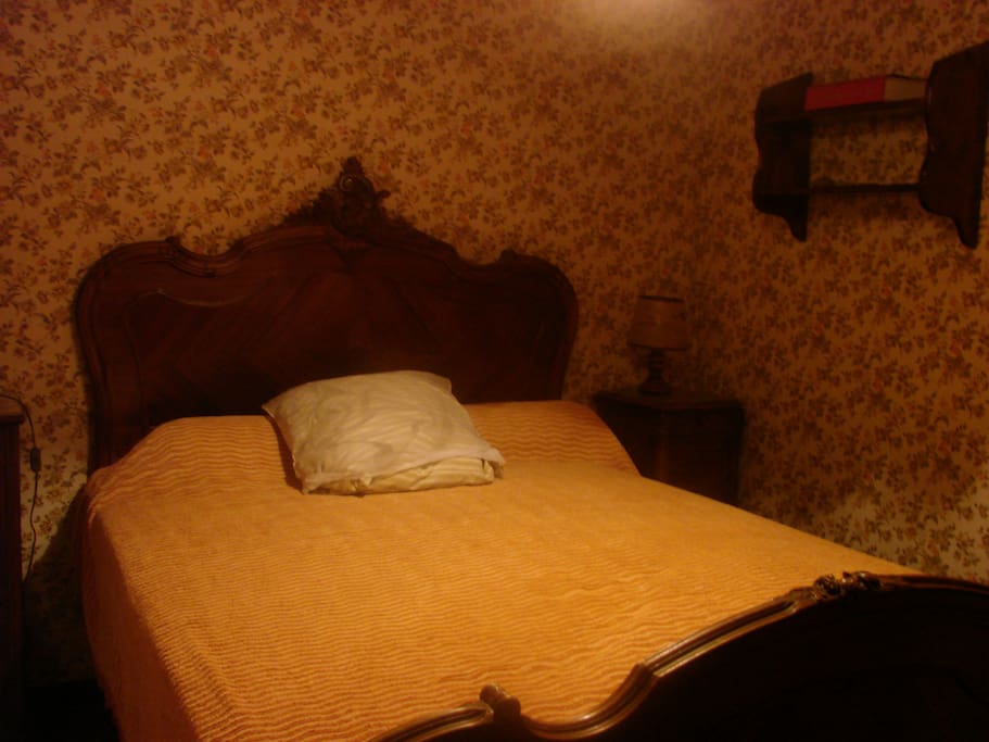 Chambre lit 140 rustique avec coin lavabo