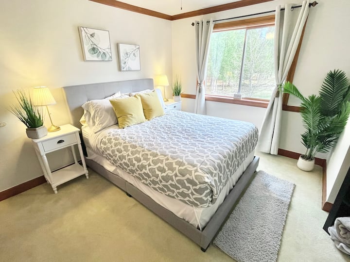 Queen Bedroom - Second Floor