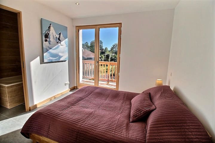 Chumba cha pili cha kulala kilicho na kitanda cha watu wawili, bafu na choo na ufikiaji wa roshani