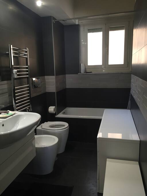 BAGNO CON VASCA MOLTO AMPIO