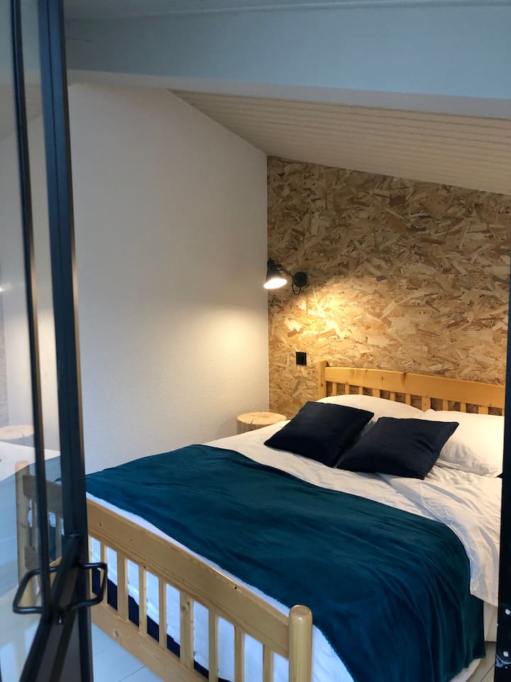 Dhoma e dytë e gjumit, e vendosur lart: krevat 140 x 190 cm, dollapë, derë xhami, punishte... një dhomë gjumi e rehatshme dhe simpatike!