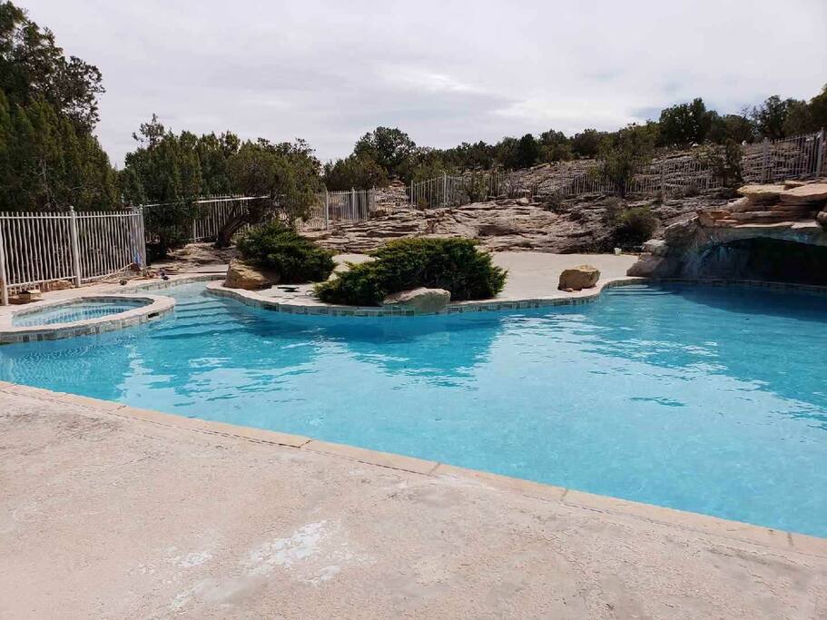 Outdoor pool and jacuzzi. Open May-September.
