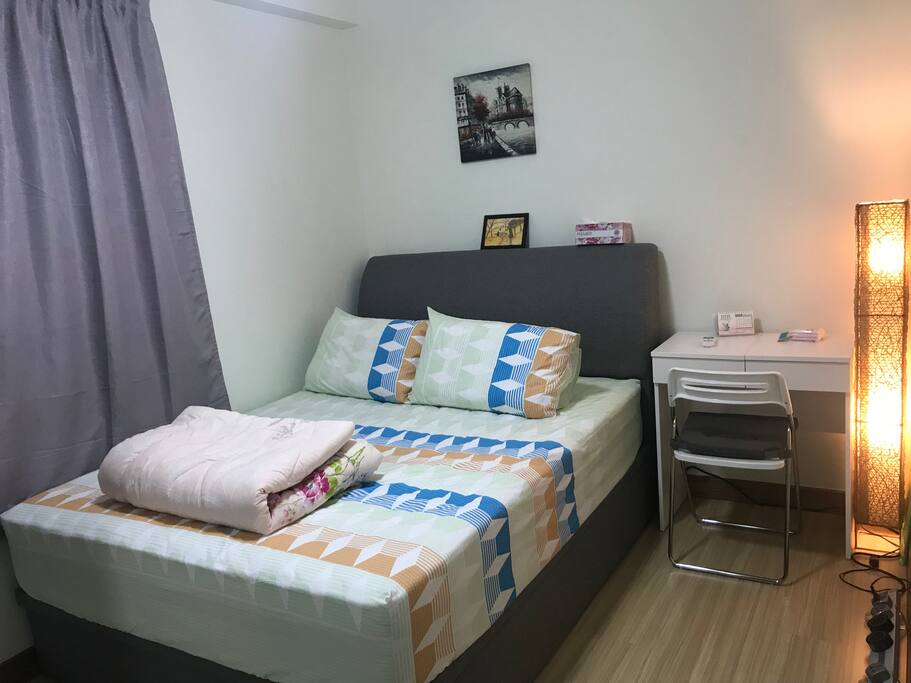 QUEEN BED with Pillows