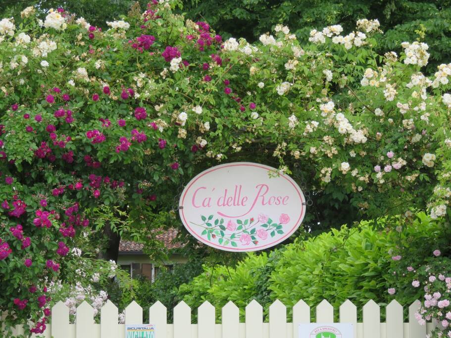 Ca' delle Rose, l'insegna sull'arco d'ingresso del Bed and Breakfast