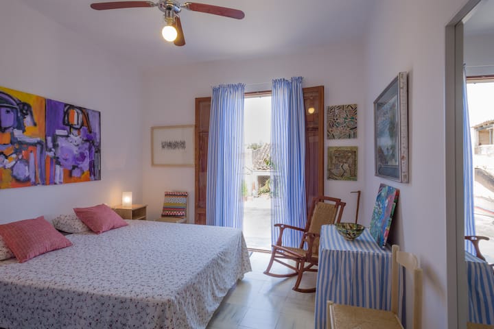 带花园侧露台的卧室