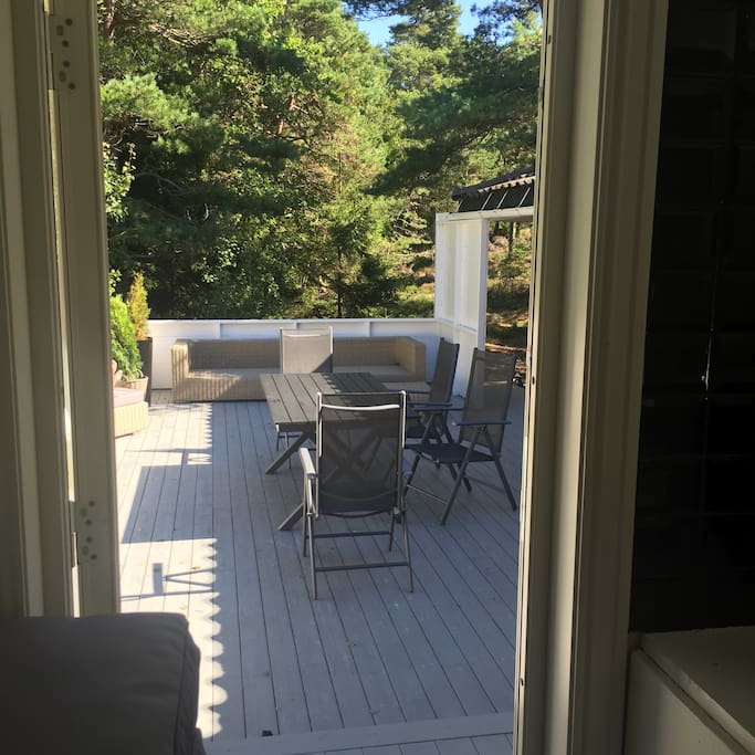 Stor terrasse - meget privat beliggenhet. Boligen har 3 uteplasser rundt huset. 2 av de er terrasser.
