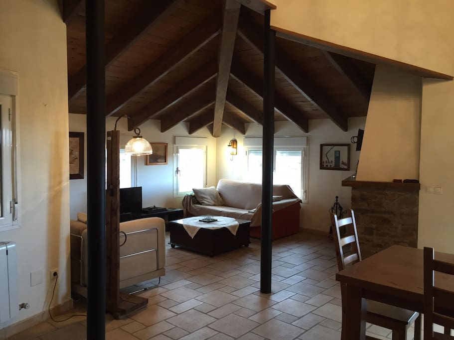 Zona de estar acogedora y con chimenea