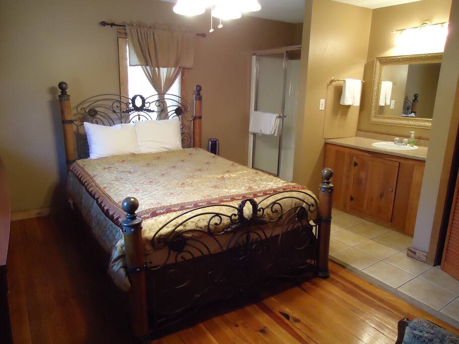 All of the 3 Queen Rooms look about the same as this photo- Shower, Toilet, Sink, Cable TV
16 Total bedrooms available!