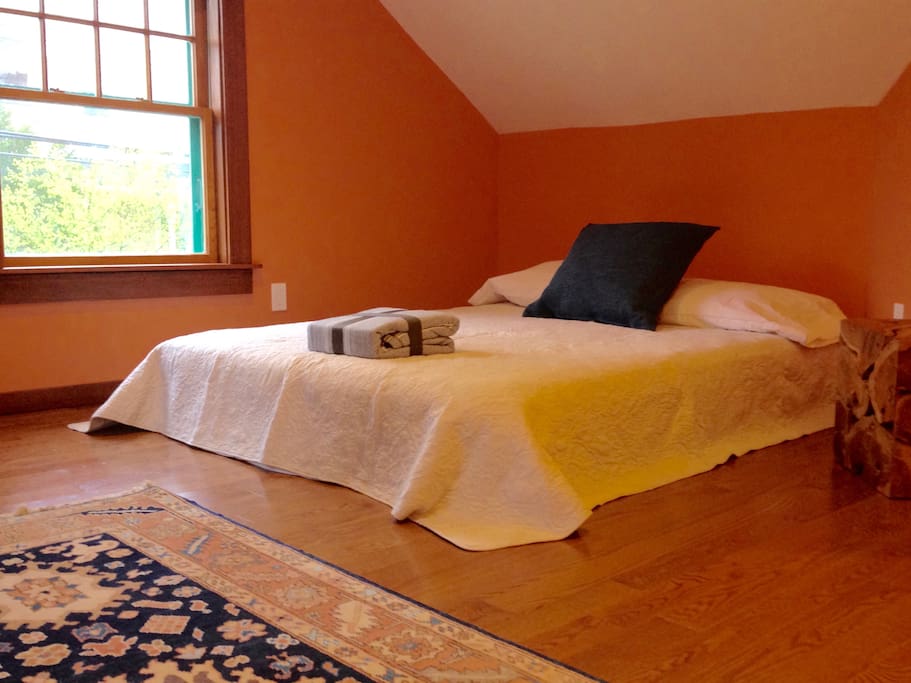 upstairs bedroom: queen