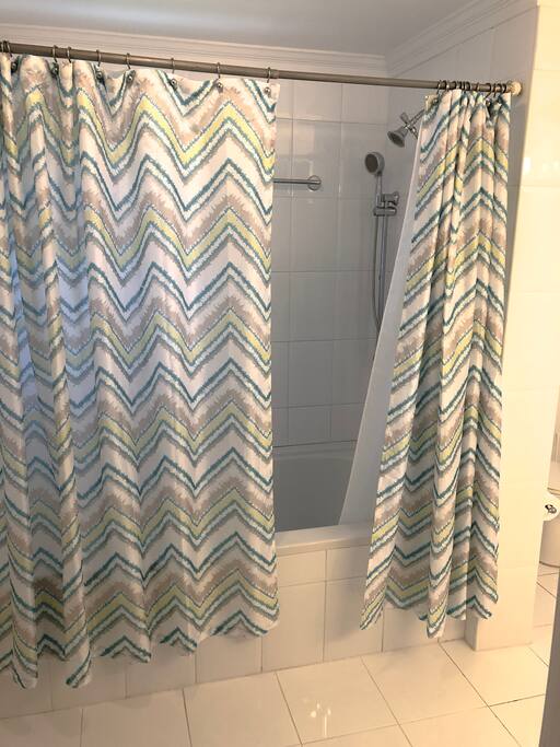 Master Bathroom (En Suite)