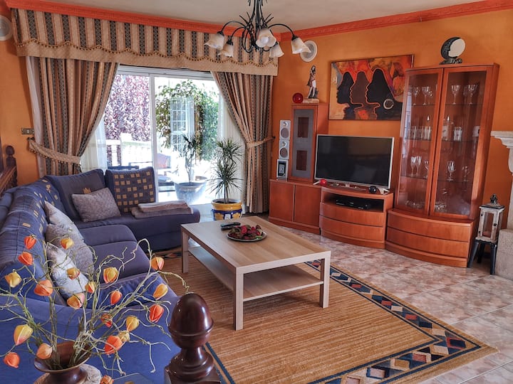 Salón principal. Chimenea de leña, fantástica para días de invierno. 
