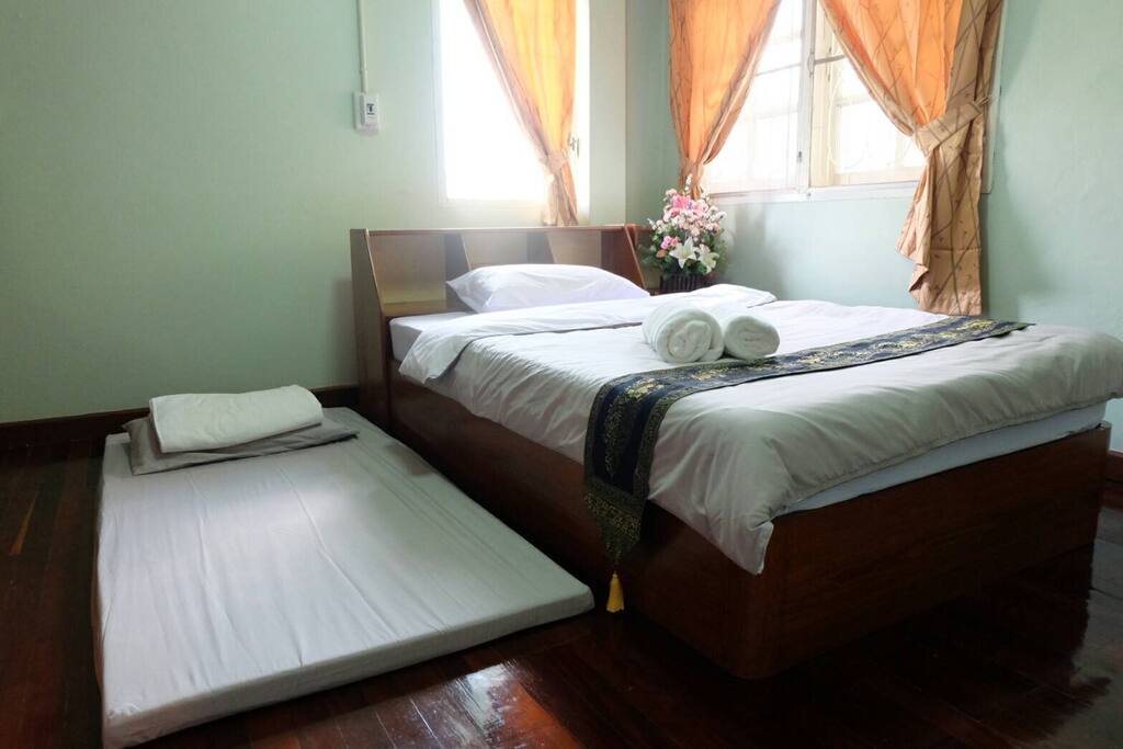 Single-bed room (futon optional)