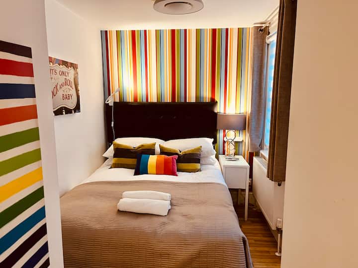 Priestor s manželskou posteľou King size hneď vedľa hlavného obytného priestoru oddeleného závesom. Nástenná televízia a k dispozícii sú aj dvere vedúce na malú súkromnú terasu. 