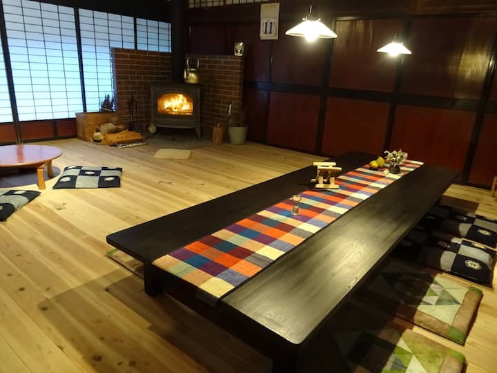 リビング兼食事室
10月頃から5月の中旬迄薪ストーブを焚いています。
特に、寒い冬には一晩中、24時間焚いていますョ。