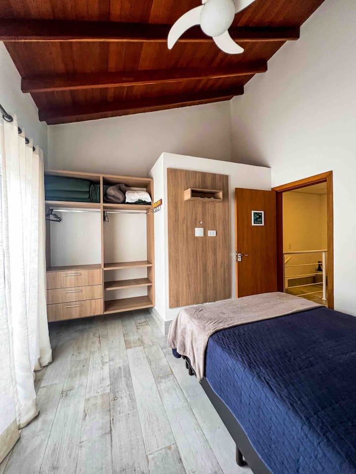 带衣柜的双人床套房