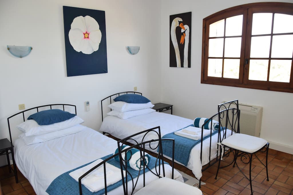 Upper floor twin bedroom (bedroom 2)