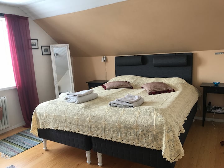 Dormitorio 1 con cama tamaño king.
