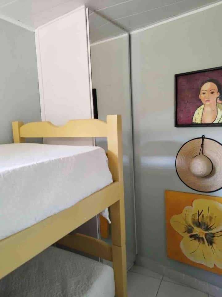 Segundo dormitorio con litera, armario y aire acondicionado.
