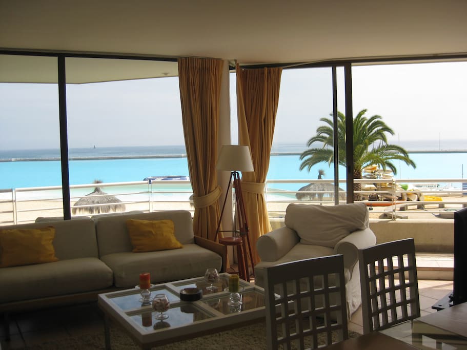 Espectacular vista al mar y a la piscina