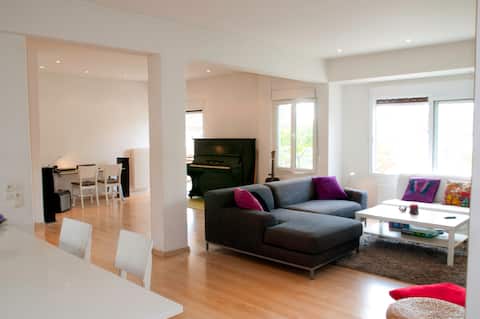 Top performing Airbnb: Sunny, large, modern next to Metro in ΑΜΠΕΛΟΚΗΠΟΙ ΙΙ