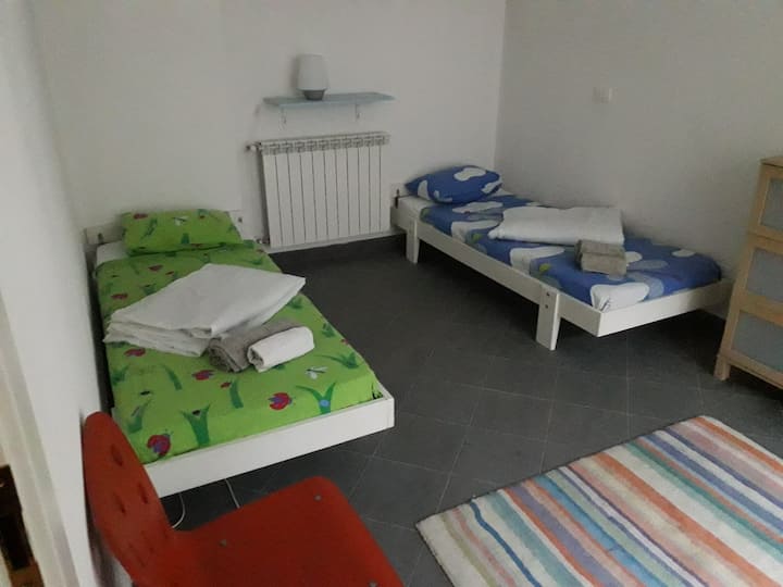 חדר השינה האחורי של הגראונד התחתון 