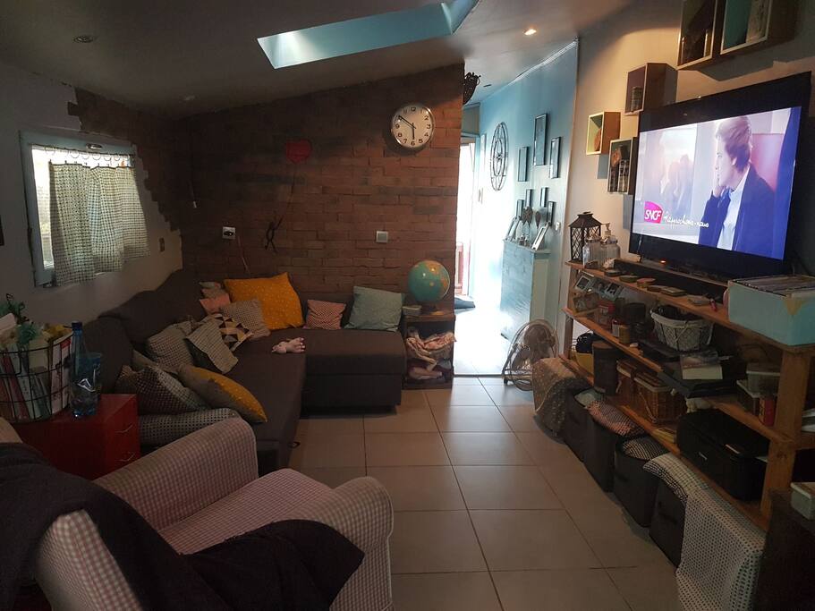 salon avec canapé convertible, PlayStation 4 et accès netflix