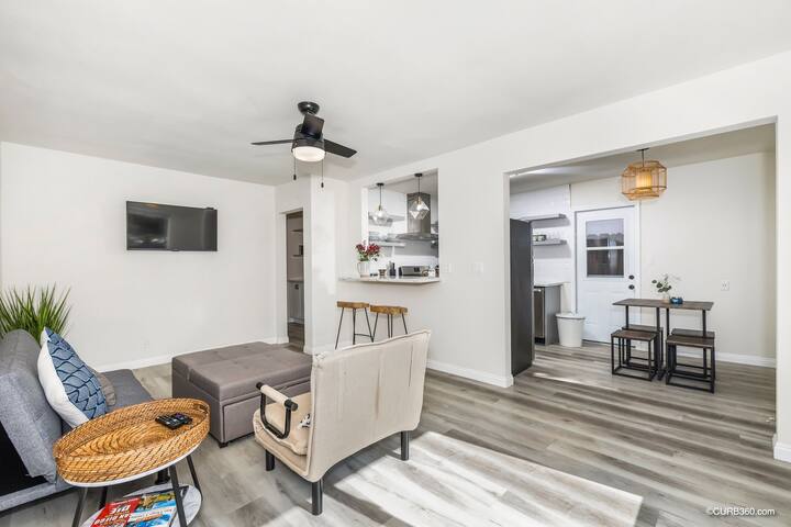 Mission Bay Retreat-Steps to sand! Sleeps 14! gallery image 5