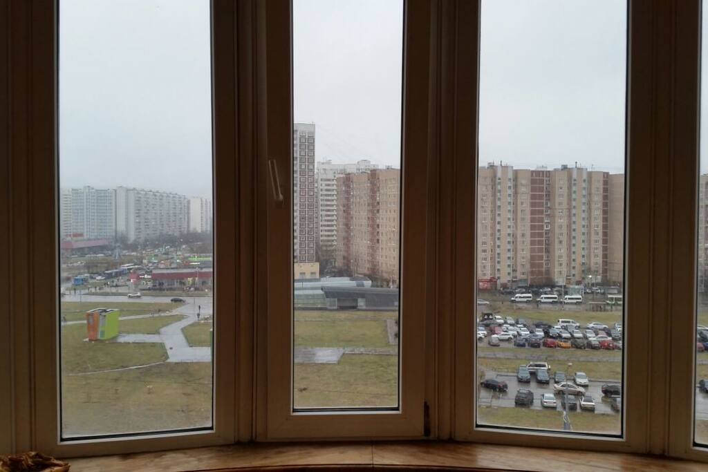 в комнате панорамный балкон с шикарным обзором