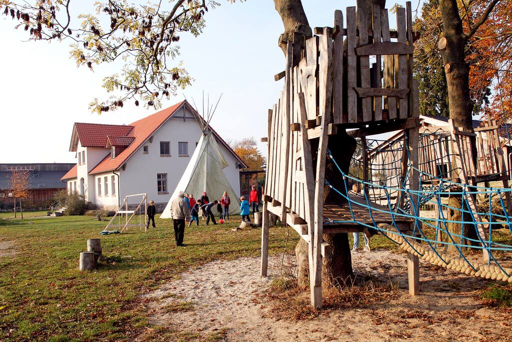Viel Platz für Kinder: Spielplatz unter Bäumen