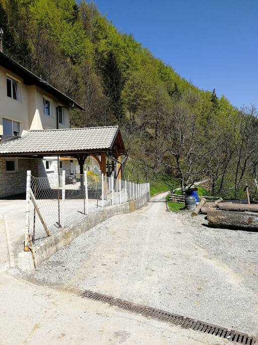 Google Maps leads us to 14 Pševo. We go past the house and continue straight for 200m on a narrow, slightly uphilly paved road.