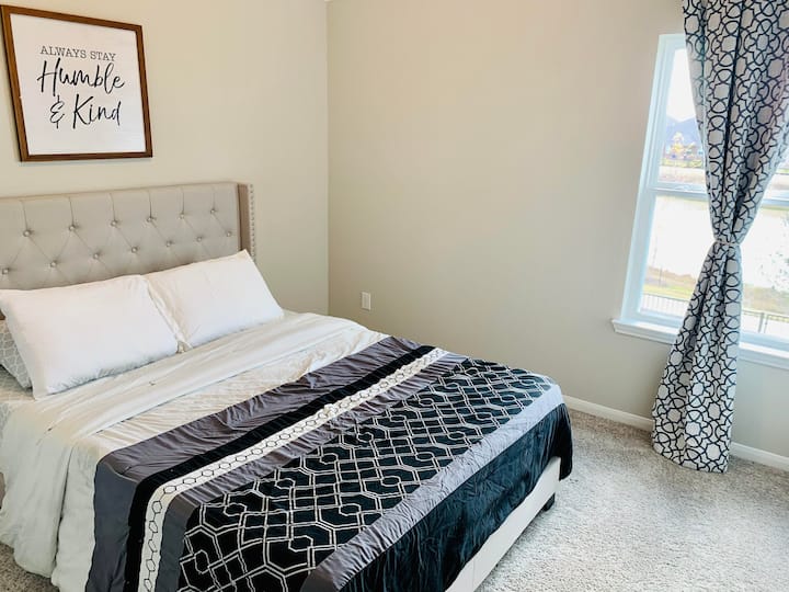 هذه هي غرفة النوم الثالثة، تحتوي الغرفة على سرير بحجم كبير.

وهو يشترك في الحمام المشترك. يحتوي على نافذة تطل على البحيرة الجميلة. 