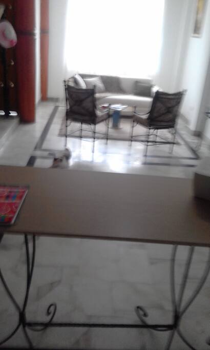 Es un lugar tranquilo, pulcro, ordenado y seguro. En uno de los mejores barrios de Guayaquil. A dos cuadras del Hotel Hilton Colon. Cerca de Malls San Marino y Mall del Sol. A 5 minutos del Aeropuerto y del Terminal de Buses que van por todo el Ecuador.