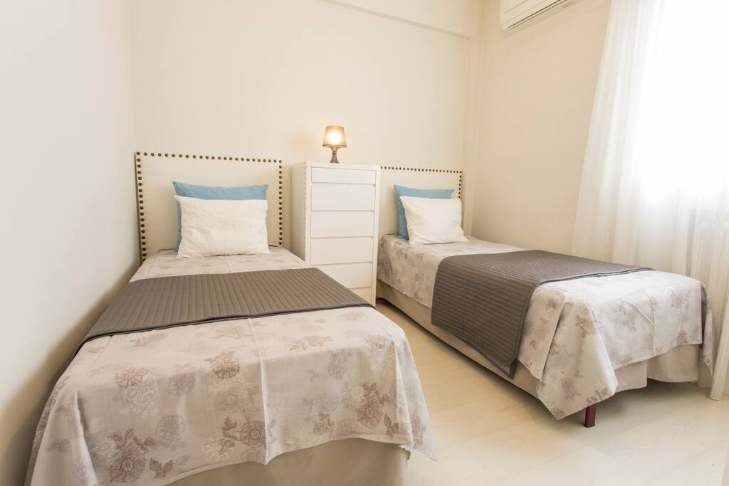 Seguna habitación, con dos camas individuales (0,90m) y un armario