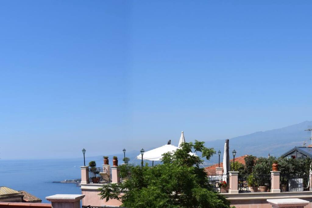 L'Etna - vista dal terrazzo