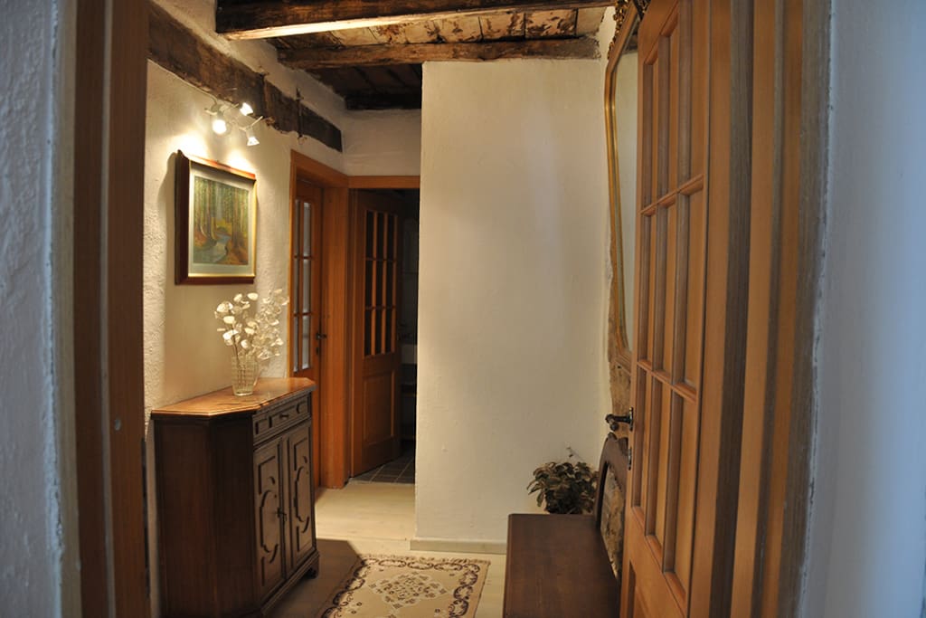 THE ENTRANCE OF THE APARTAMENT