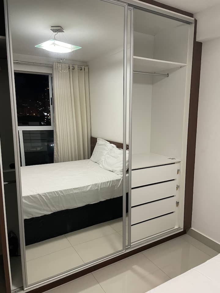 Cama con espejo doble!!!!!Y ventana con vistas al parque.